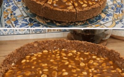 Lengvas žemės riešutų karamelės pyragas (Snickers stiliaus) – itin gardus receptas