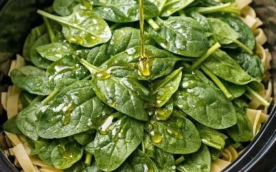Į lėtą viryklę įdėkite šviežių špinatų ir makaronų su 4 paprastais ingredientais – patiekalas bus toks skanus, kad jūsų draugai nenustos prašyti dar kartą.