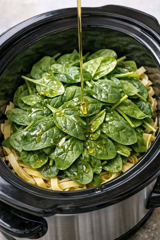 Į lėtą viryklę įdėkite šviežių špinatų ir makaronų su 4 paprastais ingredientais – patiekalas bus toks skanus, kad jūsų draugai nenustos prašyti dar kartą.