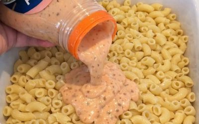 Užpilkite Tūkstančio salų padažu ir šiais 3 ingredientais makaronus kepimo inde – gausite kreminį vasaros patiekalą, kuris akimirksniu taps šeimos mėgstamiausiu.