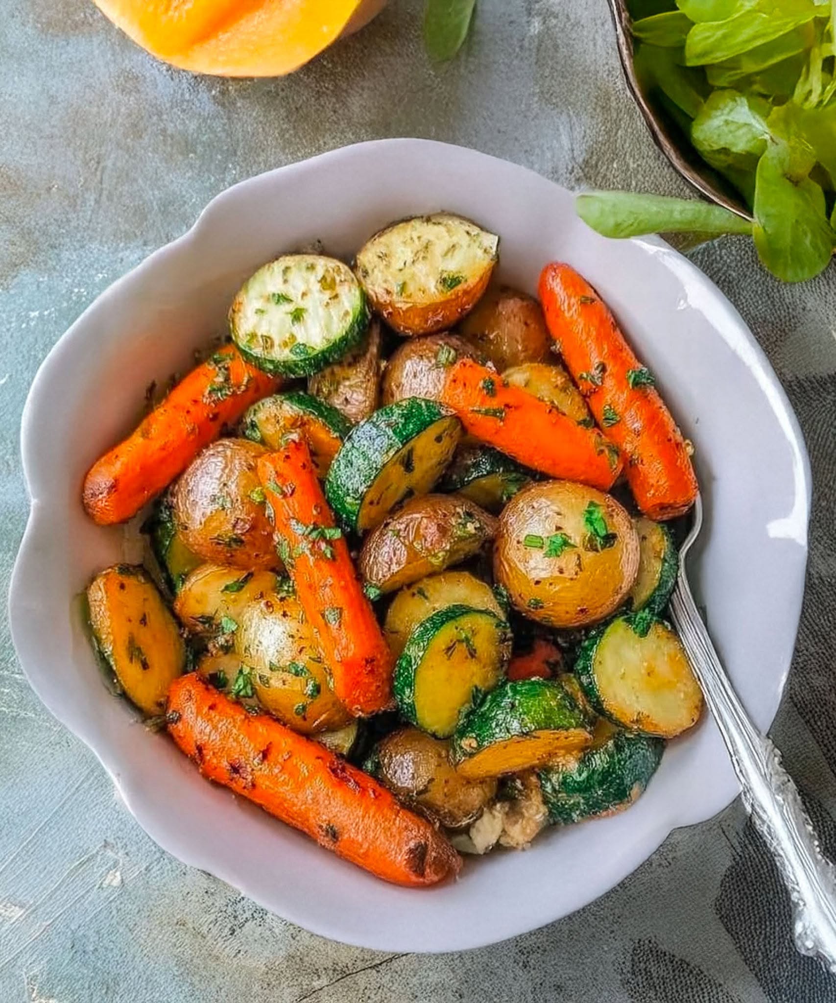 Keptos daržovės su česnaku ir žolelėmis: sveikas ir aromatingas skanėstas