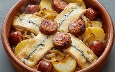 🧀Gurmaniškos keptuvėje keptos bulvės, dešrelės ir lydytas sūris