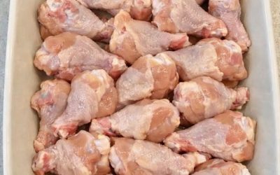 Į keptuvę sudėkite žalią vištieną su 4 kitais paprastais dalykais ir pagaminkite tokią gardžią vakarienę, kad jūsų draugai visą savaitę prašys recepto.