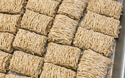 Į kepimo skardą kartu su 4 kitais ingredientais suberkite sausus, nevirtus, susmulkintus kviečių dribsnius ir iškepkite tokį tobulai lipnų skanėstą, kad jūsų vyras maldaus.