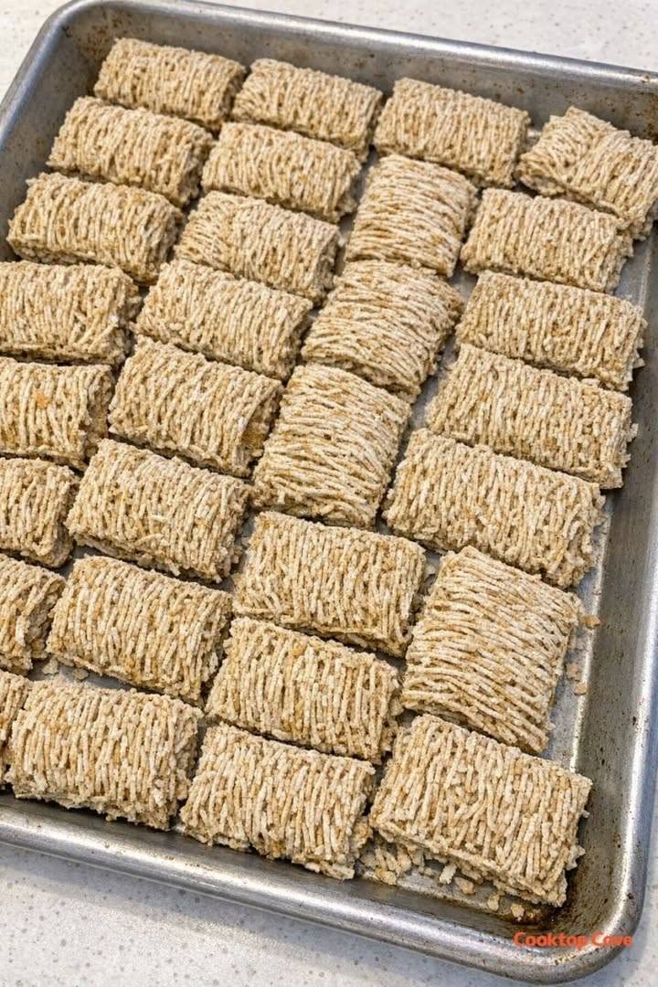 Į kepimo skardą kartu su 4 kitais ingredientais suberkite sausus, nevirtus, susmulkintus kviečių dribsnius ir iškepkite tokį tobulai lipnų skanėstą, kad jūsų vyras maldaus.