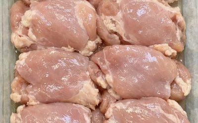 Sudėkite žalias, be kaulų ir odos vištienos šlauneles į 9×13 dydžio kepimo indą kartu su 3 kitais ingredientais – patiekalas bus toks gardus, kad jūsų vyras jo maldaus.