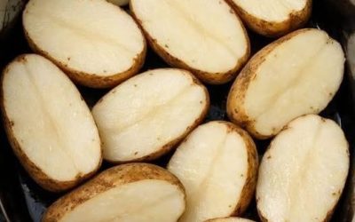 Lėtoje viryklėje sumaišykite žalias bulvių puseles su odelėmis ir pridėkite dar 4 paprastus ingredientus, kad patiekalas būtų toks neįtikėtinas, jog jūsų vyras maldaus dar.