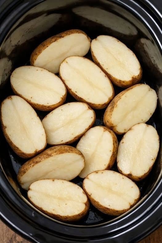 Lėtoje viryklėje sumaišykite žalias bulvių puseles su odelėmis ir pridėkite dar 4 paprastus ingredientus, kad patiekalas būtų toks neįtikėtinas, jog jūsų vyras maldaus dar.