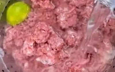 Vakar vakare mano brolienė pagamino vakarienę su malta jautiena, bet jos nenuplovė. Aš negalėjau jos valgyti ir savo vaikams neleisdavau jos valgyti. Aš visada prieš gamindama maltą jautieną nuplaunu. Negaliu patikėti, kad ji to nepadarė. Ar neturėtumėte prieš gamindami nuplauti maltos jautienos?