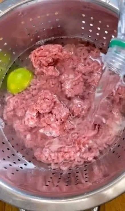 Vakar vakare mano brolienė pagamino vakarienę su malta jautiena, bet jos nenuplovė. Aš negalėjau jos valgyti ir savo vaikams neleisdavau jos valgyti. Aš visada prieš gamindama maltą jautieną nuplaunu. Negaliu patikėti, kad ji to nepadarė. Ar neturėtumėte prieš gamindami nuplauti maltos jautienos?