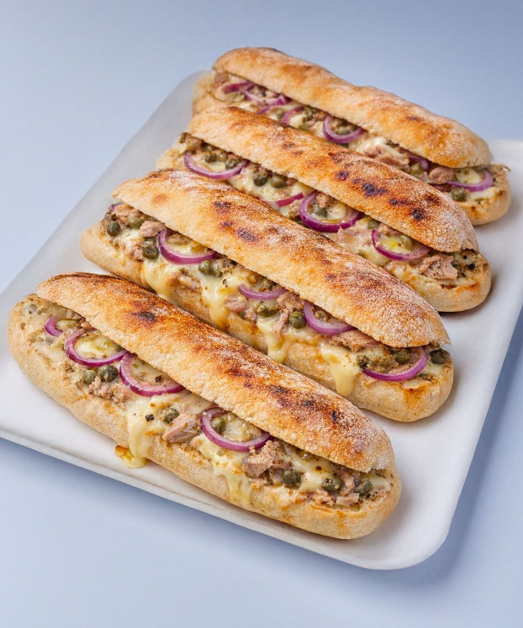 🌯Tuno, lydyto sūrio ir raudonųjų svogūnų skrebučių sumuštiniai