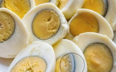 Kodėl mano kietai virto kiaušinio trynys pažaliuoja?
