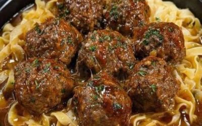 Grįžau namo pavargusi, o mano vyras ant viryklės tai iškepė. Švelnūs kotletai ir sviestiniai makaronai aštriame padaže – malonumas kiekviename kąsnyje.