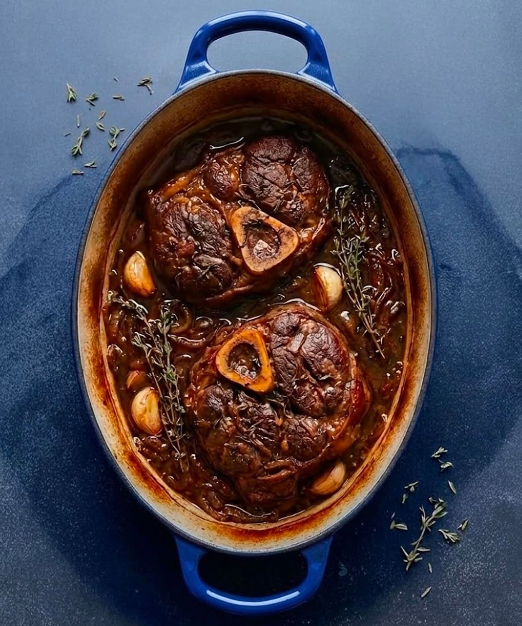 Veršienos blauzdelės, troškintos raudoname vyne (Osso Buco stiliumi): tirpstančiai minkštos, aromatingos, nenugalimos