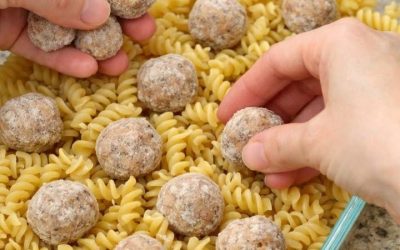 Stikliniame kepimo inde ant žalios, sausos rotini duonos paskleiskite šaldytus kukulius kartu su 3 kitais ingredientais – soti vakarienė, kuri išnyks greičiau nei…