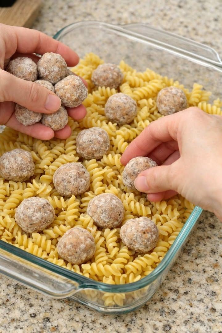 Stikliniame kepimo inde ant žalios, sausos rotini duonos paskleiskite šaldytus kukulius kartu su 3 kitais ingredientais – soti vakarienė, kuri išnyks greičiau nei…