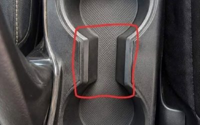 Kam skirta ši keista vieta tarp automobilių puodelių laikiklių?…