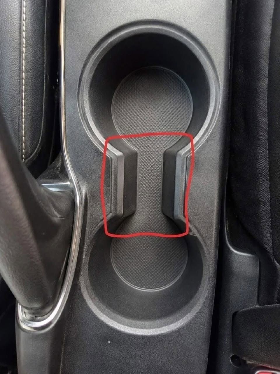 Kam skirta ši keista vieta tarp automobilių puodelių laikiklių?…