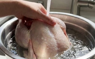 Kodėl žalios vištienos plovimas yra pavojinga klaida, kurią daro daugelis žmonių
